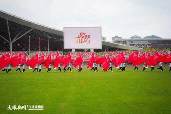 她的眼神里写满对现实的冷漠与无畏，不管前方危机与灾难何时降临，她都选择英勇向前，可以说屈菁菁将这个角色拿捏得恰到好处